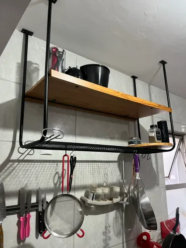Prateleira suspensa para cozinha com suporte metálico e ganchos