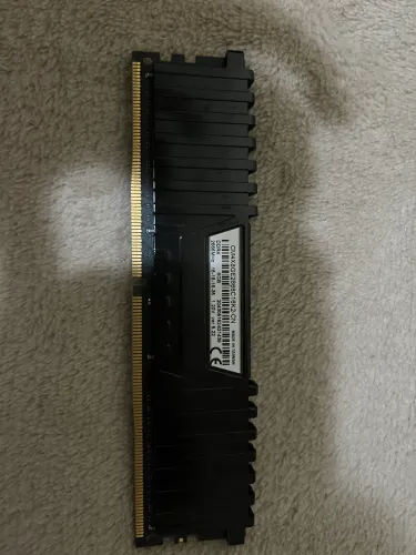 Memória RAM 8GB DDR4 - Corsair Vengeance (USADO)