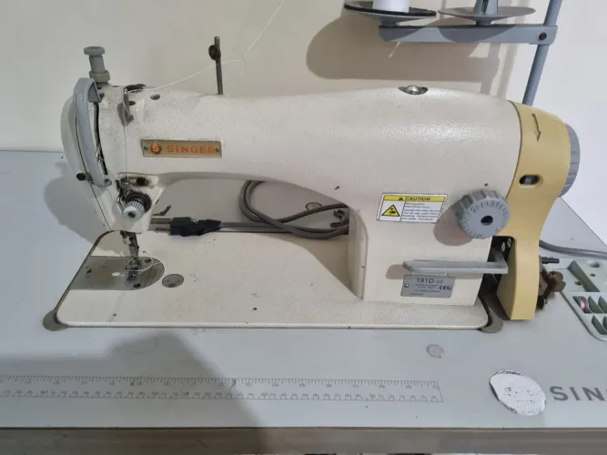 Máquina de costura reta industrial em excelente estado de conservação, nunca usada em ofic