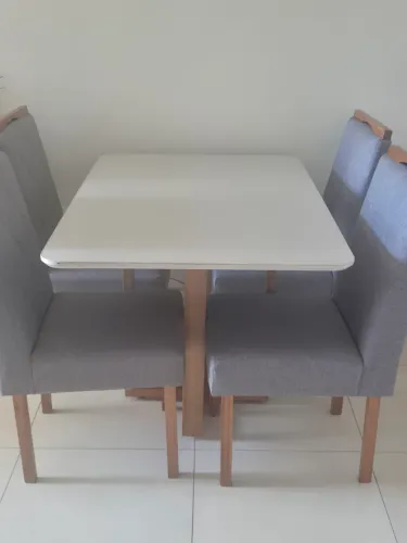 Mesa retangular com 4 cadeiras 