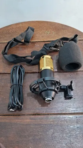Microfone Condensador de Estúdio (Preto e Dourado) + Aranha + Cabo + Espuma