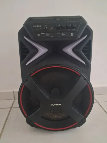Vendo uma caixa de som