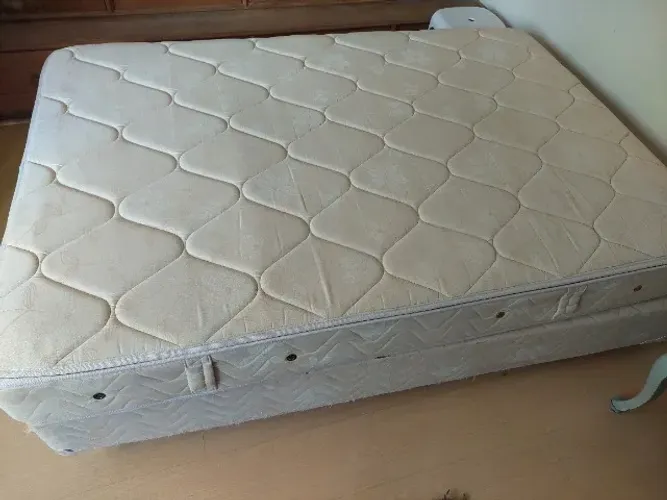 Colchão casal duplo box com cama estilo chipandale com 4 gavetões e 2 mesas de cabeceira