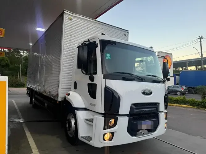 Ford Cargo 1317 Baú 2012
