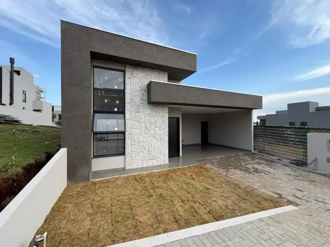 Casa à Venda e para Locação em Condomínio em Londrina