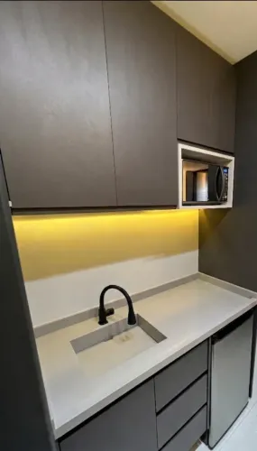 Cozinha Compacta Armários com Lixeira, Escorredor, Nicho para Micro-ondas e Frigobar