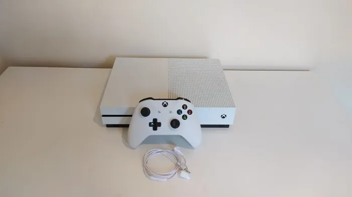 URGENTE!!! Xbox one s 1TB + teclado e monitor DE BRINDE
