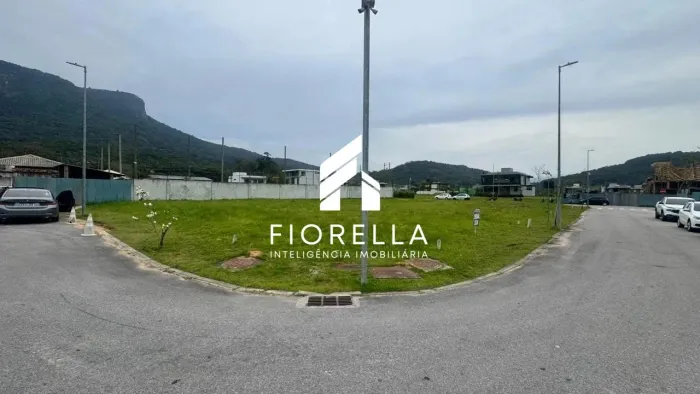 Terreno de esquina à venda no Residencial Reserva da Pedra, no bairro Pedra Branca, Palhoç
