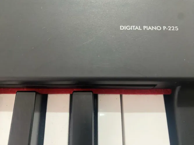 Piano digital Yamaha P225