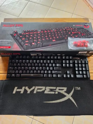 Teclado Mecânico Gamer HyperX Alloy FPS, LED, Switch Cherry MX Red, US - HX-KB1RD1-NA/A4
