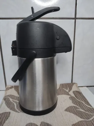 Garrafa térmica de 1,9L. Mor, de aço Inox.