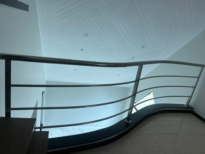Guarda-corpo em aço inox com design curvo exclusivo