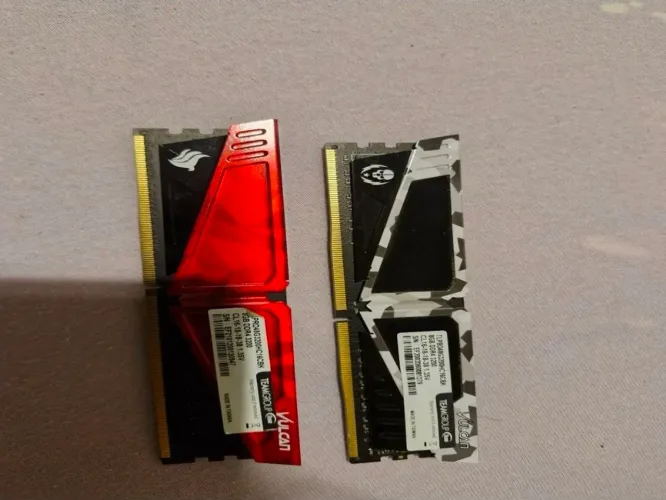 Duas memórias DDR4 8GB