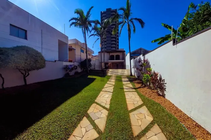 Casa com 4 quartos, sendo 1 suíte, sala com barzinho, lavabo, garagem + 5 carros, canil, 1