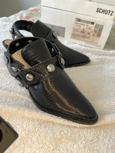 Mule Slingback Western Croco Preto da marca Schutz (referência de fábrica