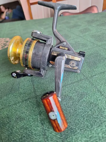 Molinete Daiwa BG15 (usado)