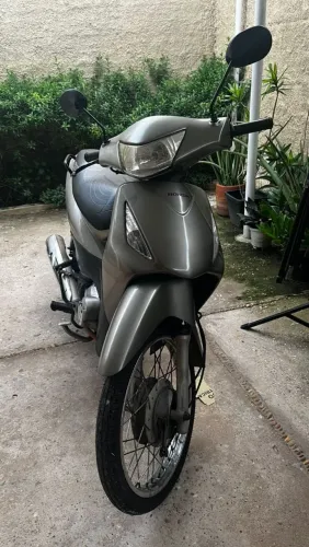 Biz 125 ES em ótimo estado de conservação, a partida e a pedal.