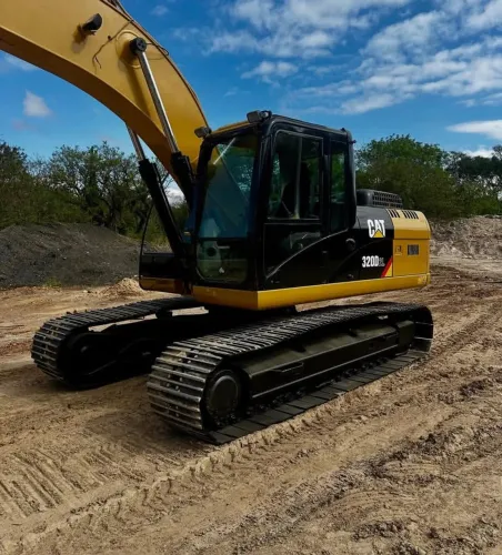 Escavadeira Caterpillar 320 D2 L