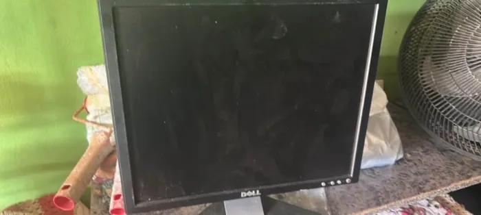 Monitor Dell e um HD SSD 200 gigas