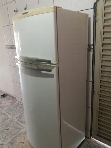 Vendo Geladeira Brastemp funcionando perfeitamente retirar na samambaia sul valor 750$ 