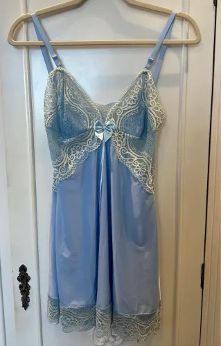 Camisola de cetim com renda