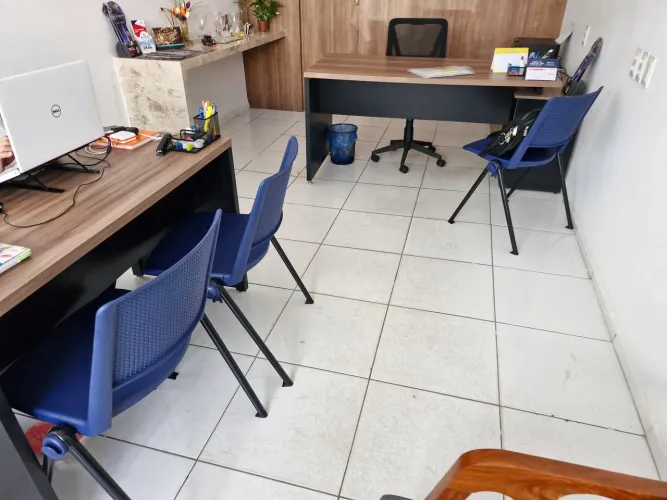 Cadeira fixa UP 4 pés com assento e encosto tipo concha, cor azul sólido