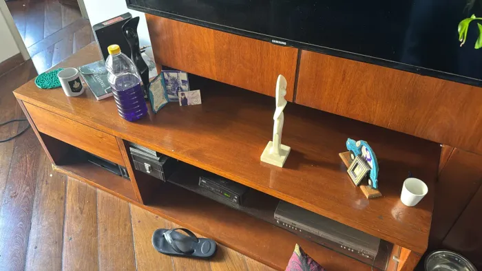 Vendo estante e televisão
