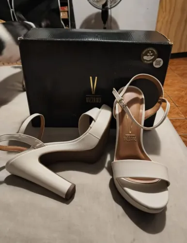 Sandália Vizzano 37 branca nova