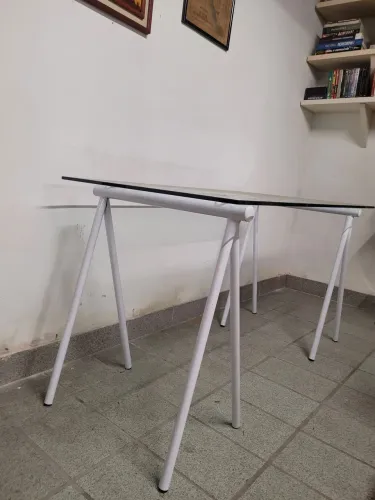 Mesa com tampo de vidro