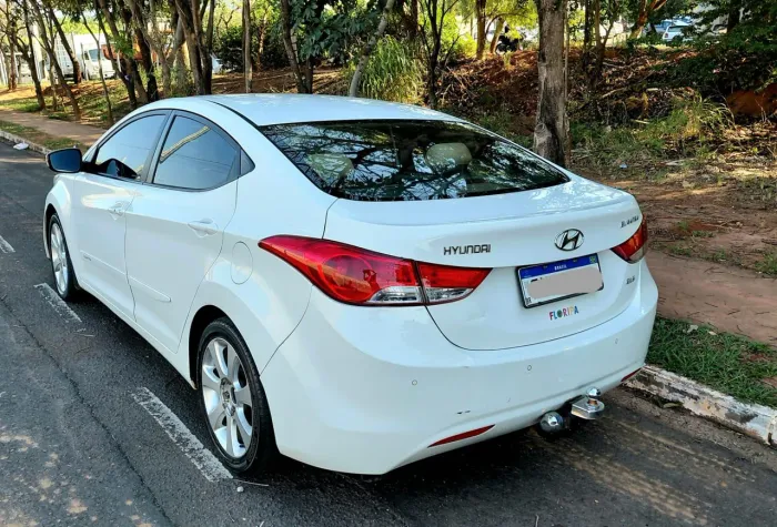 Hyundai Elantra GLS 1.8 16V Aut. 2013