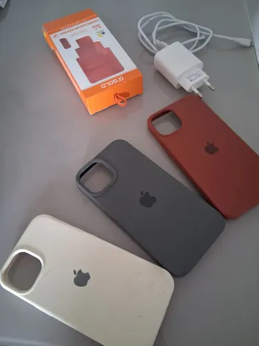 Vendo carregador de iPhone e 3 capinhas de iPhone 13