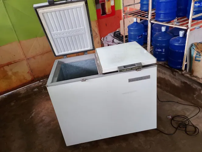 Freezer duas portas semi-novo 