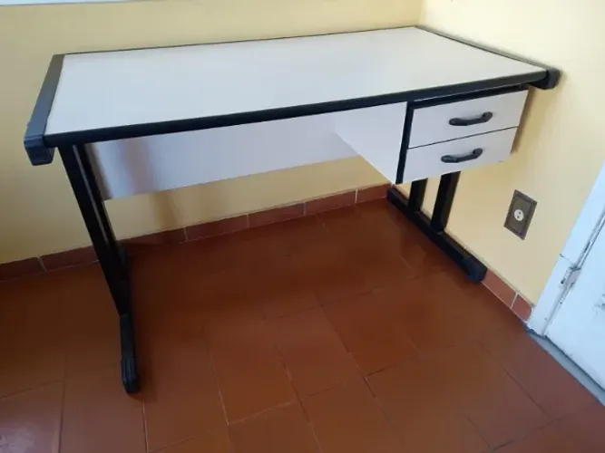 Mesa de escritório com gavetas