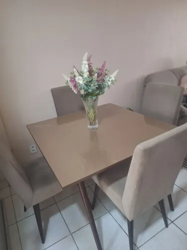 Mesa com 4 cadeiras
