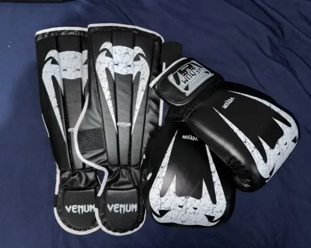Luvas e Caneleiras Venum Giant Muay Thai