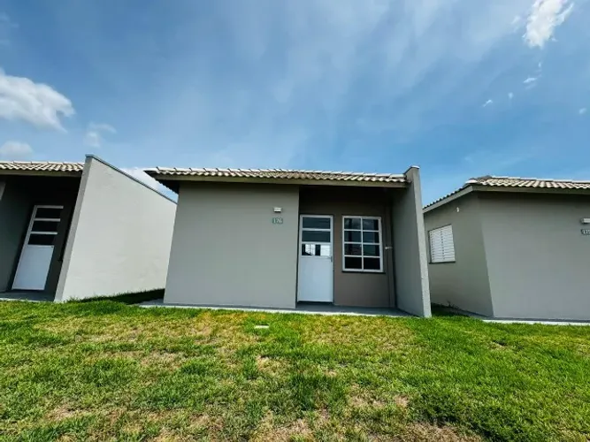Casa para Alugar em Condomínio Fechado no Parque Cerrado | 2 Qts, Lazer Completo e Quintal
