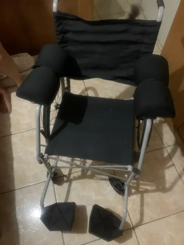 Cadeira de roda dobrável usada poucas vezes 