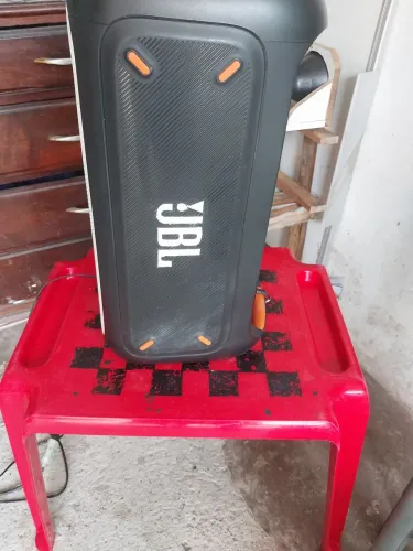 Vendo uma caixa de som jbl ela só tá focionado na energia a bateria viciada 