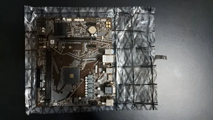 Placa-Mãe Gigabyte A520M S2H AM4 (1 Ano de Uso - Na Caixa Original)
