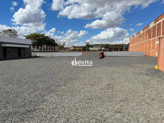 Área comercial disponível para locação no bairro Distrito Industrial em Uberlândia - MG.