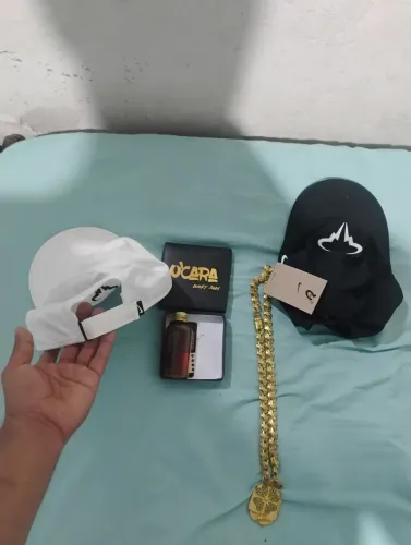 2 boné original nunca usado mais uma corrente de moeda antiga, precinho pra sair logo 