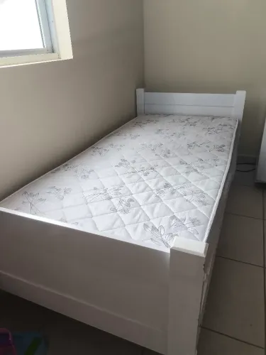Vendo cama com colchão de solteiro