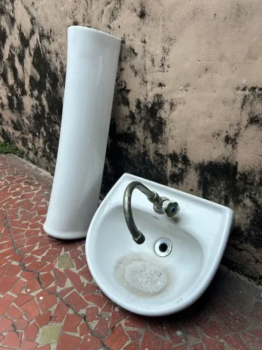 Pia de louça com torneira