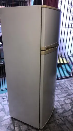 Vendo geladeira consul duas porta valor 550 chama no Zap *