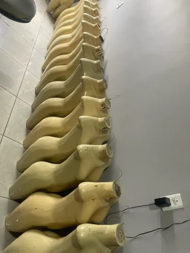 Manequins em fibra 16 unidades disponíveis 80,00 cada se levar os 16 preços a negociar