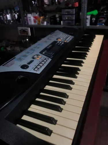 Teclado YAMAHA semi novo