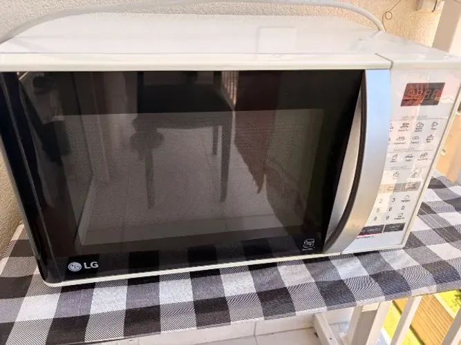Microondas LG - Branco 23 Litros Easy Clean MS2355R Classe A