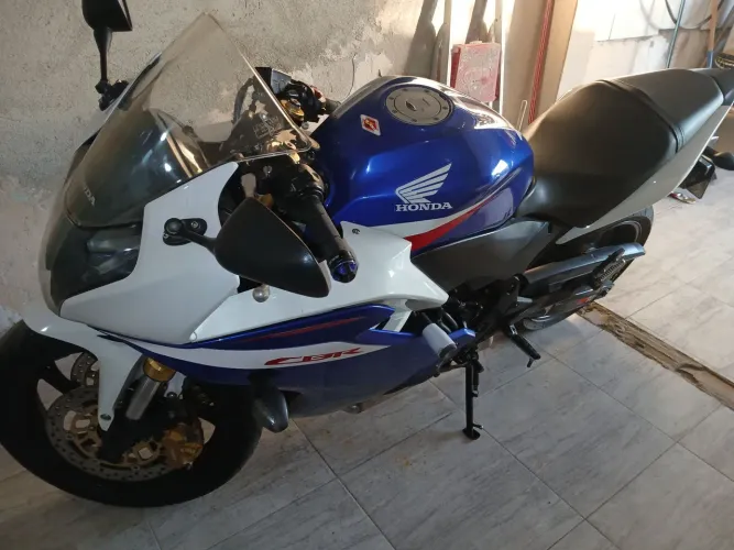 Vendo moto esportiva .