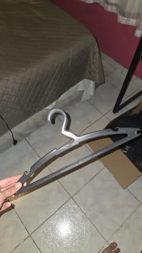 LOTE: Caixa com 100 Cabides de Plástico Preto
