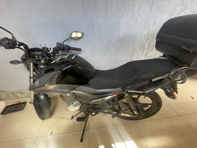 Yamaha Factor 125i ED 2018 Preta | Com Baú | Documentação em Dia | R$ 14.000